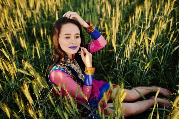 Sari, dudak makyaj menekşe ile ihale Hintli kız sahasında'nde günbatımı poz verdi. Moda Hindistan modeli.