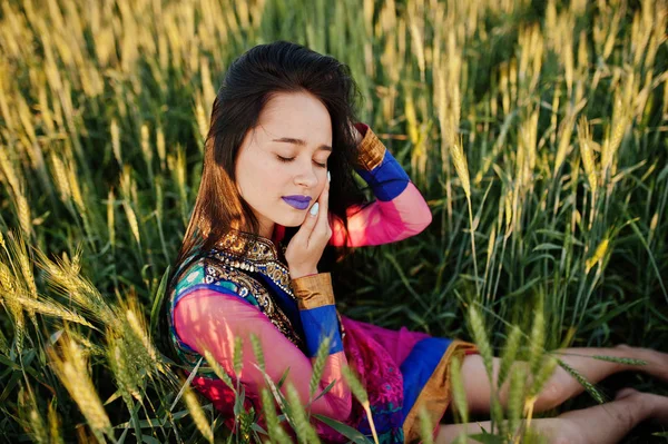 Sari Dudak Makyaj Menekşe Ile Ihale Hintli Kız Sahasında Nde — Stok fotoğraf