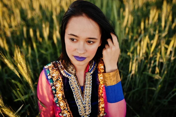 Sari, dudak makyaj menekşe ile ihale Hintli kız sahasında'nde günbatımı poz verdi. Moda Hindistan modeli.