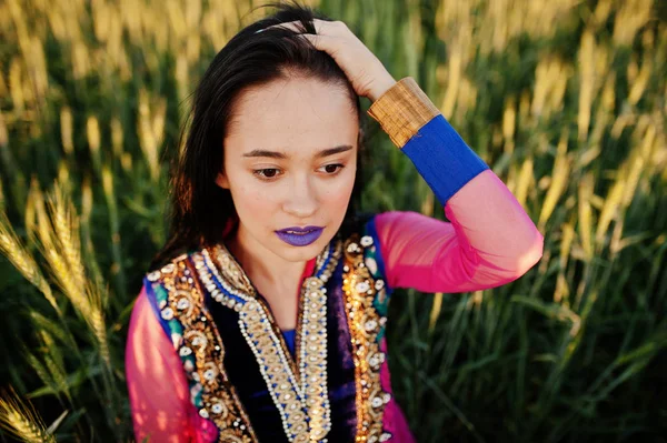 Sari, dudak makyaj menekşe ile ihale Hintli kız sahasında'nde günbatımı poz verdi. Moda Hindistan modeli.