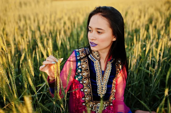 Sari, dudak makyaj menekşe ile ihale Hintli kız sahasında'nde günbatımı poz verdi. Moda Hindistan modeli.