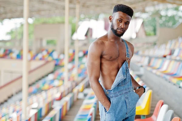 Knappe Sexy Afro Amerikaanse Naakte Torso Man Jeans Jumpsuits Gesteld — Stockfoto