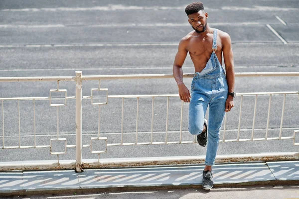 Knappe Sexy Afro Amerikaanse Naakte Torso Man Jeans Jumpsuits Stelde — Stockfoto