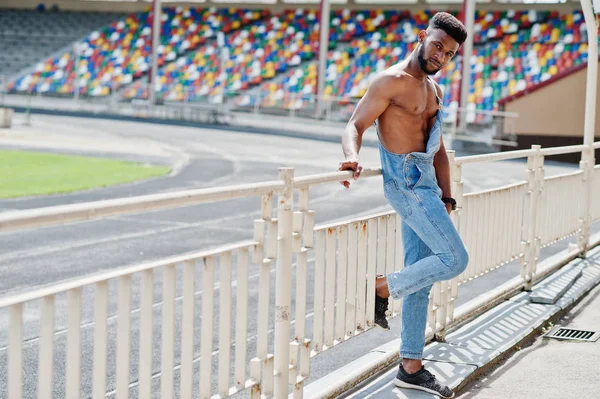 Knappe Sexy Afro Amerikaanse Naakte Torso Man Jeans Jumpsuits Stelde — Stockfoto