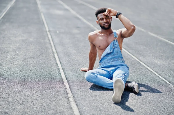 Knappe Sexy Afro Amerikaanse Naakte Torso Man Jeans Amerikaanse Overalls — Stockfoto