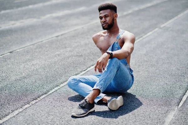 Knappe Sexy Afro Amerikaanse Naakte Torso Man Jeans Amerikaanse Overalls — Stockfoto