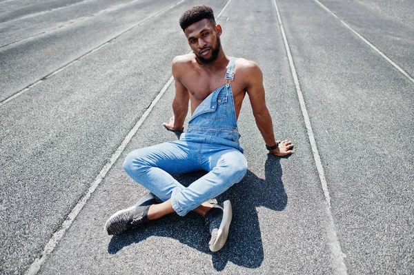 Snygg Sexig Afroamerikanska Bare Torso Man Jeans Overaller Sitter Stadion — Stockfoto