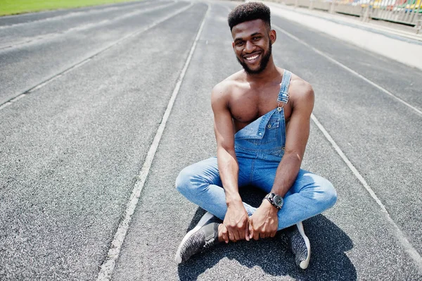 Knappe Sexy Afro Amerikaanse Naakte Torso Man Jeans Amerikaanse Overalls — Stockfoto