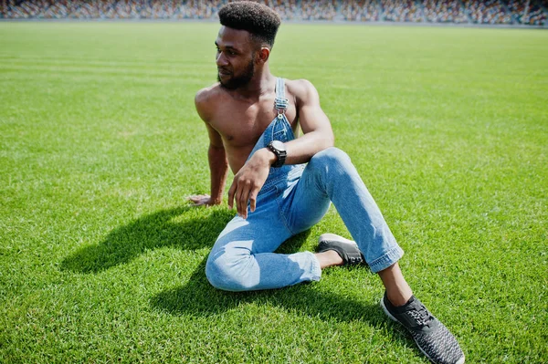 Knappe Sexy Afro Amerikaanse Naakte Torso Man Jeans Overall Groen — Stockfoto