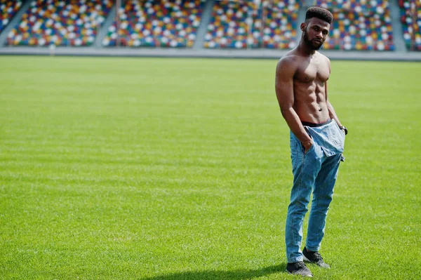 Knappe Sexy Afro Amerikaanse Gespierde Naakte Torso Man Jeans Jumpsuits — Stockfoto