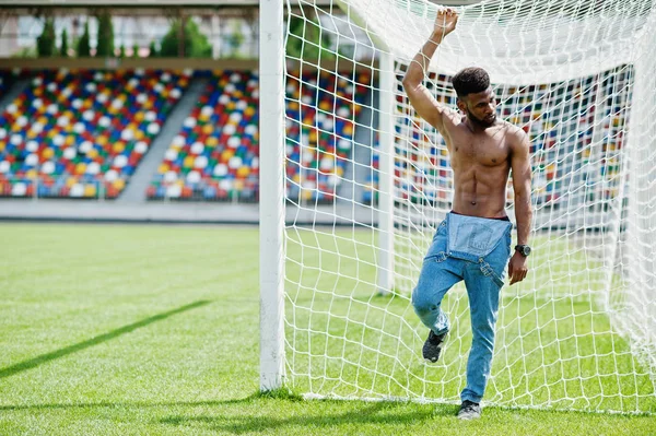Bonito Sexy Afro Americano Musculoso Homem Tronco Jeans Macacão Posado — Fotografia de Stock