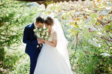 Orman veya park birbirlerinin şirket zevk genç romantik düğün çifti.