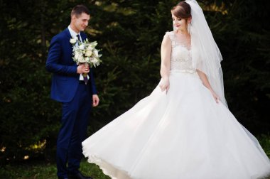 Orman veya park birbirlerinin şirket zevk genç romantik düğün çifti.