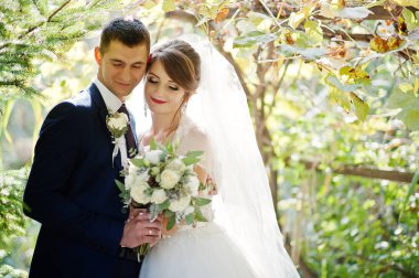 Orman veya park birbirlerinin şirket zevk genç romantik düğün çifti.