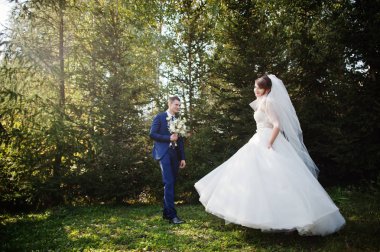 Orman veya park birbirlerinin şirket zevk genç romantik düğün çifti.