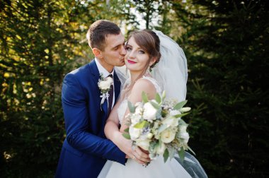 Orman veya park birbirlerinin şirket zevk genç romantik düğün çifti.