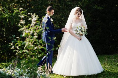 Orman veya park birbirlerinin şirket zevk genç romantik düğün çifti.