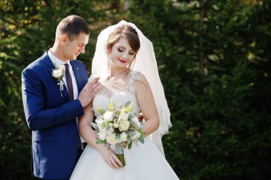 Orman veya park birbirlerinin şirket zevk genç romantik düğün çifti.