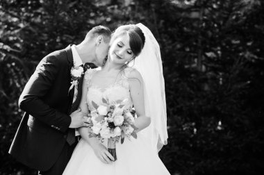 Orman veya park birbirlerinin şirket zevk genç romantik düğün çifti.