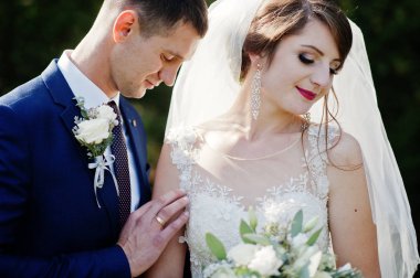 Orman veya park birbirlerinin şirket zevk genç romantik düğün çifti.