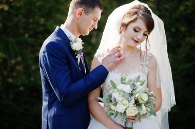 Orman veya park birbirlerinin şirket zevk genç romantik düğün çifti.