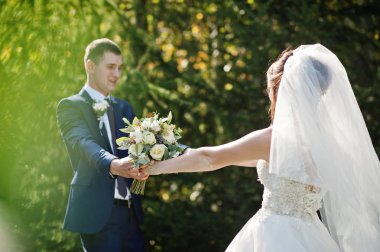 Orman veya park birbirlerinin şirket zevk genç romantik düğün çifti.
