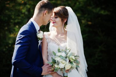 Orman veya park birbirlerinin şirket zevk genç romantik düğün çifti.