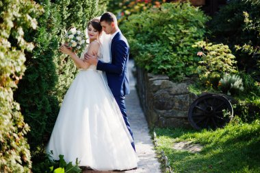 Açık havada bahçe veya park poz genç mutlu evlilik çift.