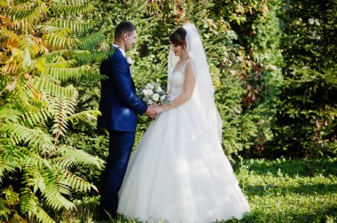 Açık havada bahçe veya park poz genç mutlu evlilik çift.