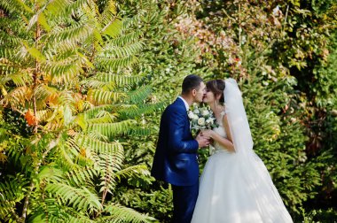 Açık havada bahçe veya park poz genç mutlu evlilik çift.