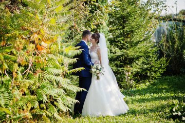 Açık havada bahçe veya park poz genç mutlu evlilik çift.