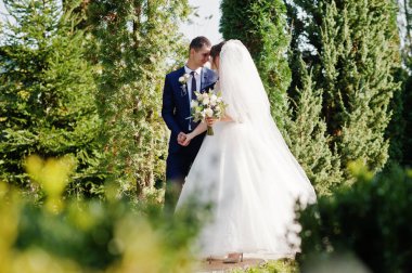 Açık havada bahçe veya park poz genç mutlu evlilik çift.