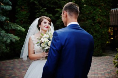 İki genç güzel düğün yürüyor ve pitoresk bölge poz.