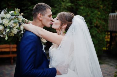 İki genç güzel düğün yürüyor ve pitoresk bölge poz.