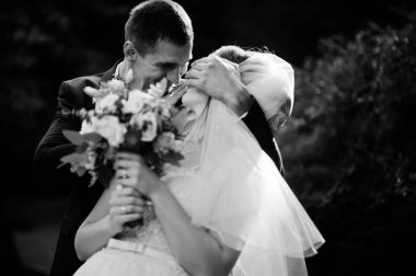 İki genç güzel düğün yürüyor ve pitoresk bölge poz.