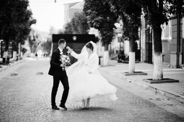 Yürüyüş ve sonbaharında eski sokakta eğleniyor evlilik çift çarpıcı.