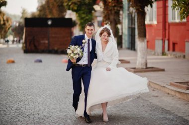 Yürüyüş ve sonbaharında eski sokakta eğleniyor evlilik çift çarpıcı.