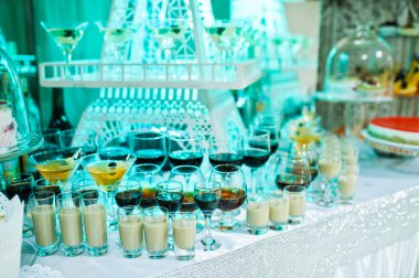 Friuts ve farklı tatlılar çok çeşitli büfesiyle düğün.