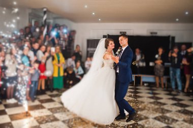 Muhteşem düğün çifti ilk dansları konfeti, renkli ışıklar ve havai fişek ile gerçekleştirme.