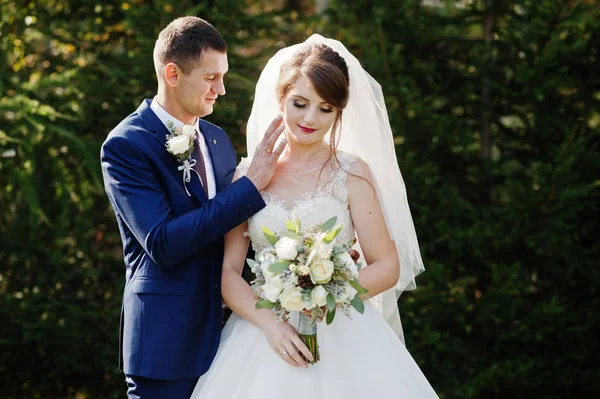 Orman veya park birbirlerinin şirket zevk genç romantik düğün çifti.