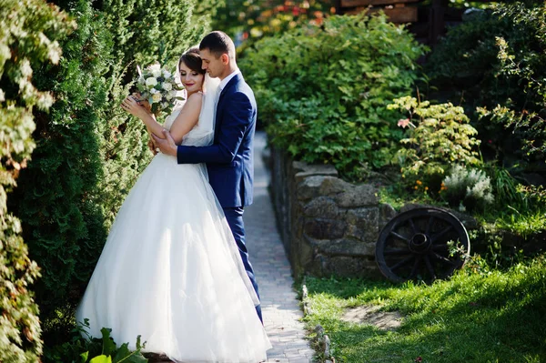 Young Happy Wedding Couple Posing Outdoors Garden Park — Stock Photo, Image