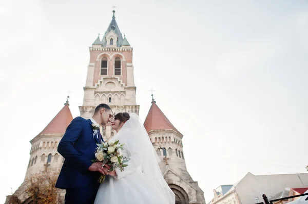 Newly Married Couple Posing Next Old Church Town Beautiful Autumn — Stock Photo, Image