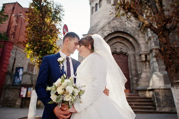 Newly Married Couple Posing Next Old Church Town Beautiful Autumn — Stock Photo, Image