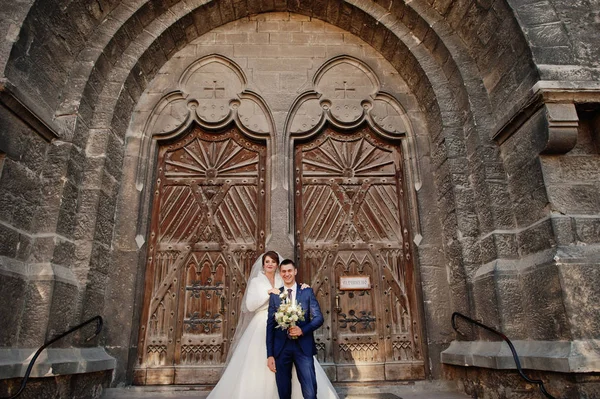 Romantic Newly Married Couple Posing Ancient Doors Old Town Wedding — Stock Photo, Image