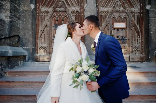 Romantic Newly Married Couple Kissing Posing Ancient Doors Old Town — Stock Photo, Image