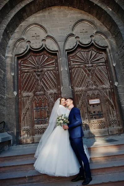 Romantic Newly Married Couple Posing Ancient Doors Old Town Wedding — Stock Photo, Image