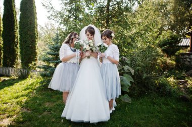 Mutlu gelin buketleri ile açık onu nedime ile poz.