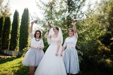 Mutlu gelin buketleri ile açık onu nedime ile poz.