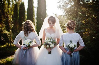 Mutlu gelin buketleri ile açık onu nedime ile poz.