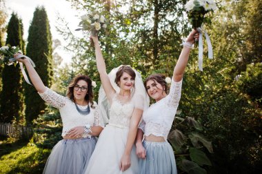 Mutlu gelin buketleri ile açık onu nedime ile poz.